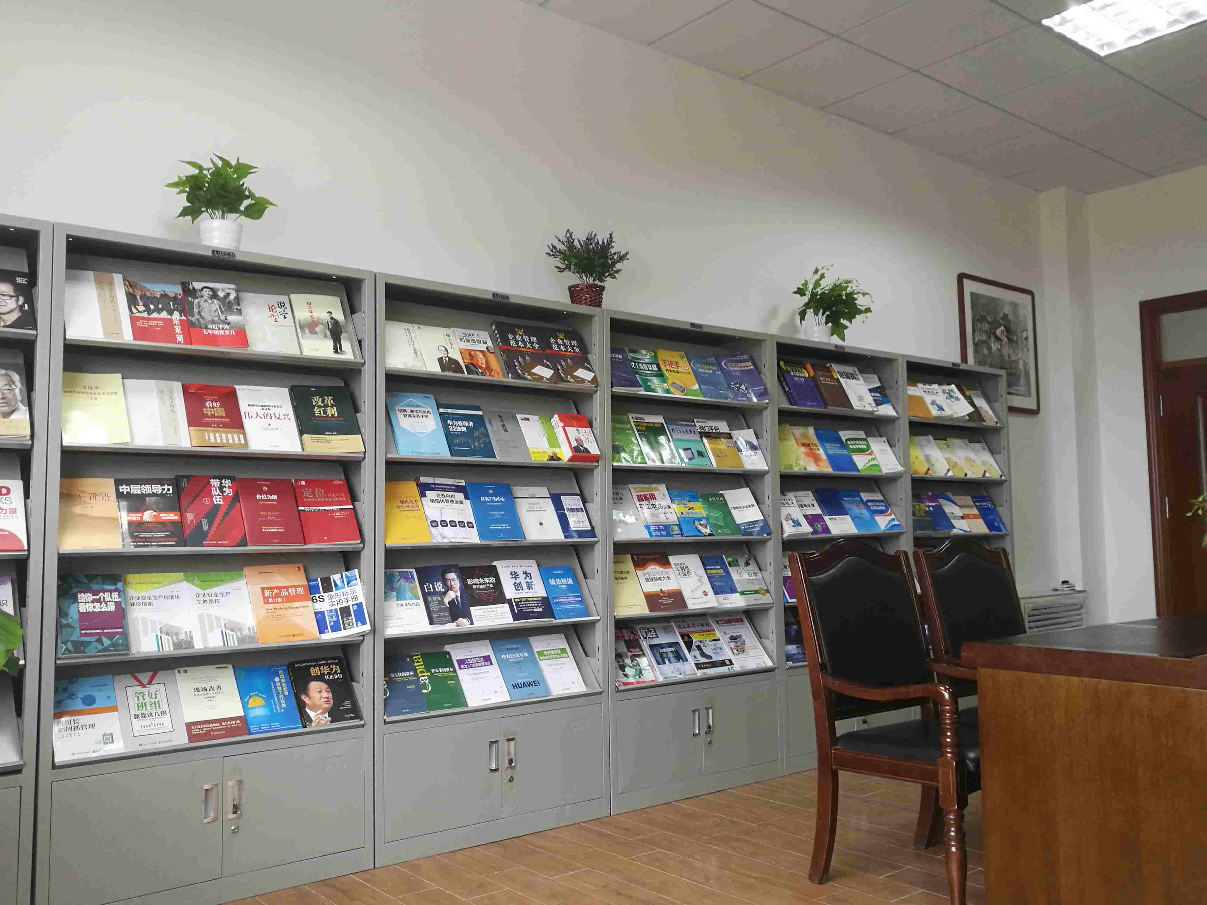 重山光电设立职工图书阅览室50