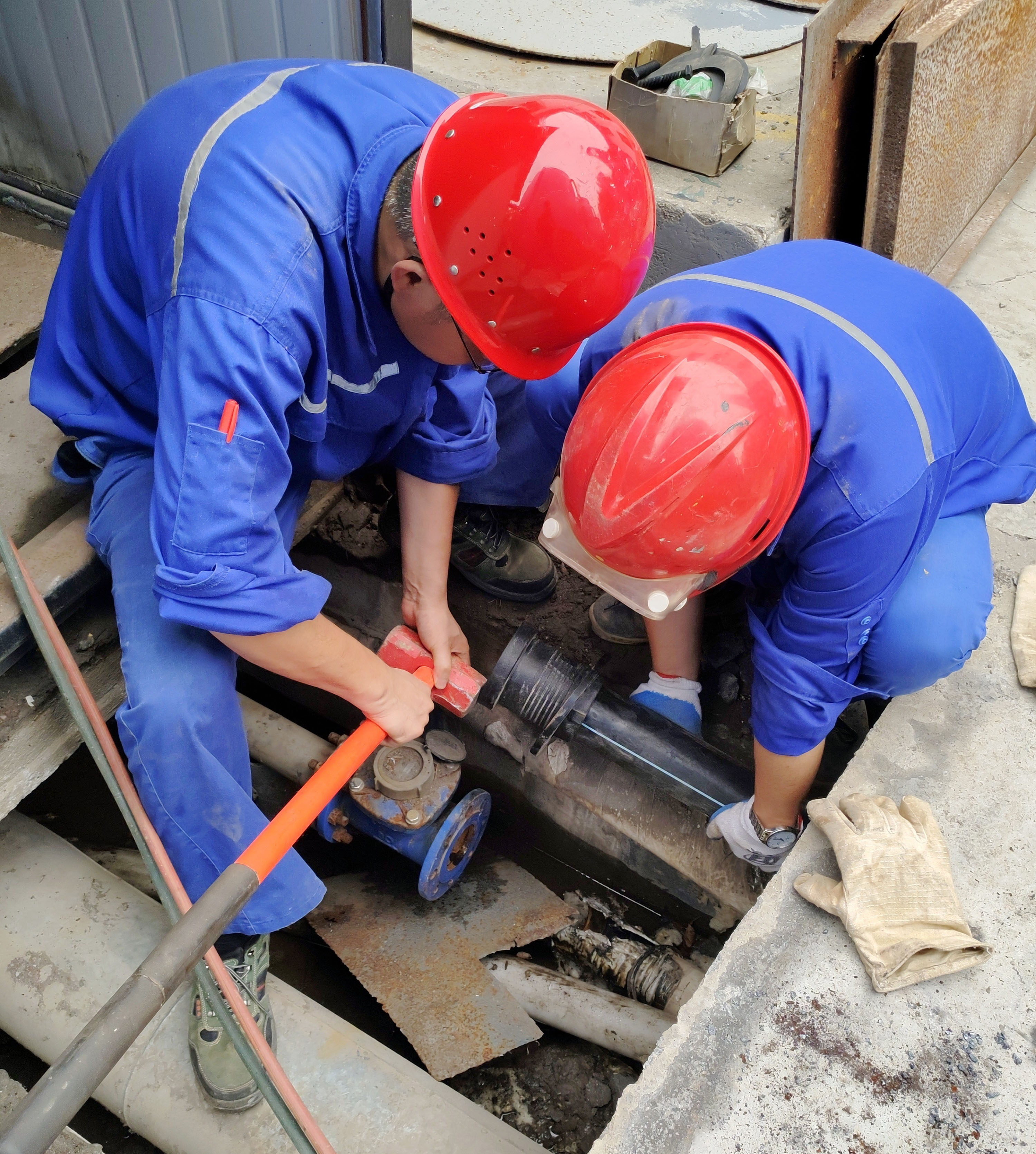 致敬最可爱的人——抢修管路纪实42