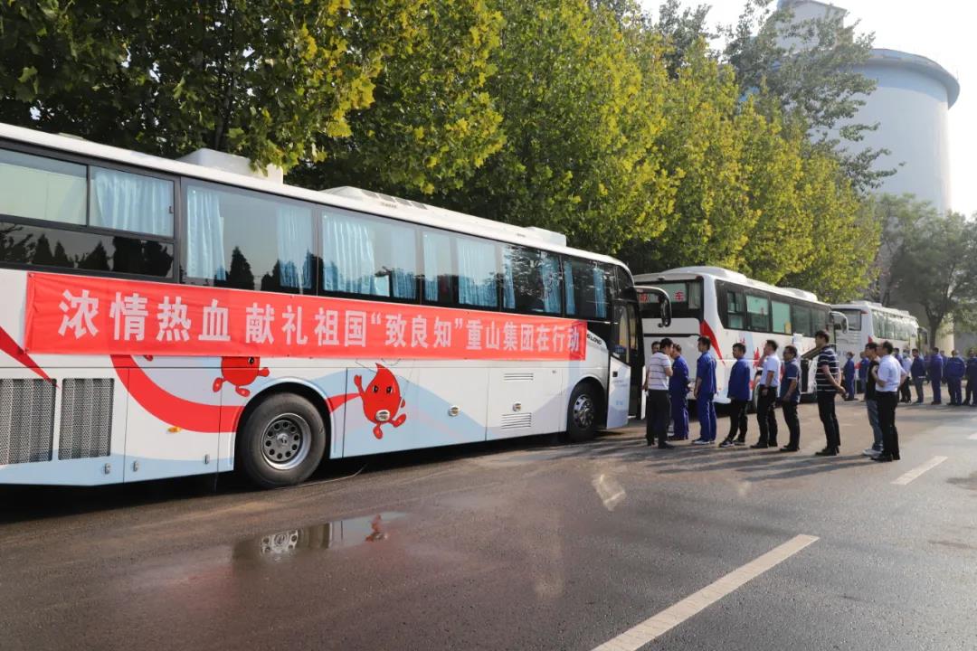 公司组织义务献血 员工积极献爱心16