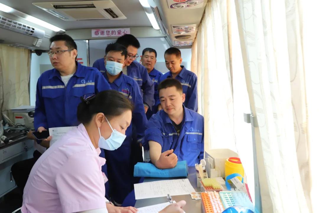 公司组织义务献血 员工积极献爱心16