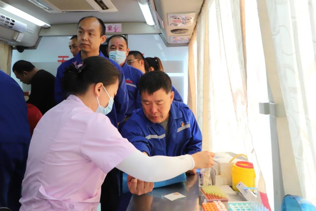 公司组织义务献血 员工积极献爱心16