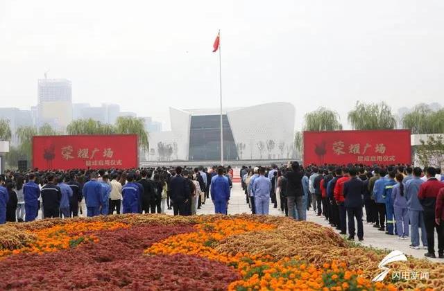 荣耀︱李学主席荣登淄博荣耀广场企业家光荣榜30