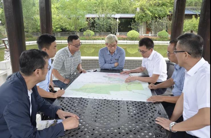 新疆若羌县领导到重山集团考察87