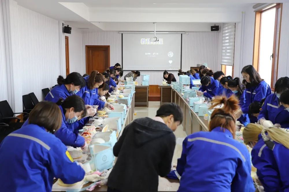 公司组织举行“3.8女神节”蛋糕DIY活动57