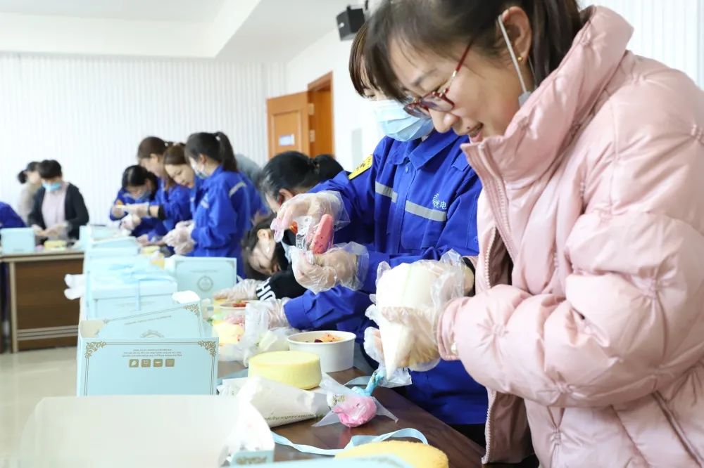公司组织举行“3.8女神节”蛋糕DIY活动57