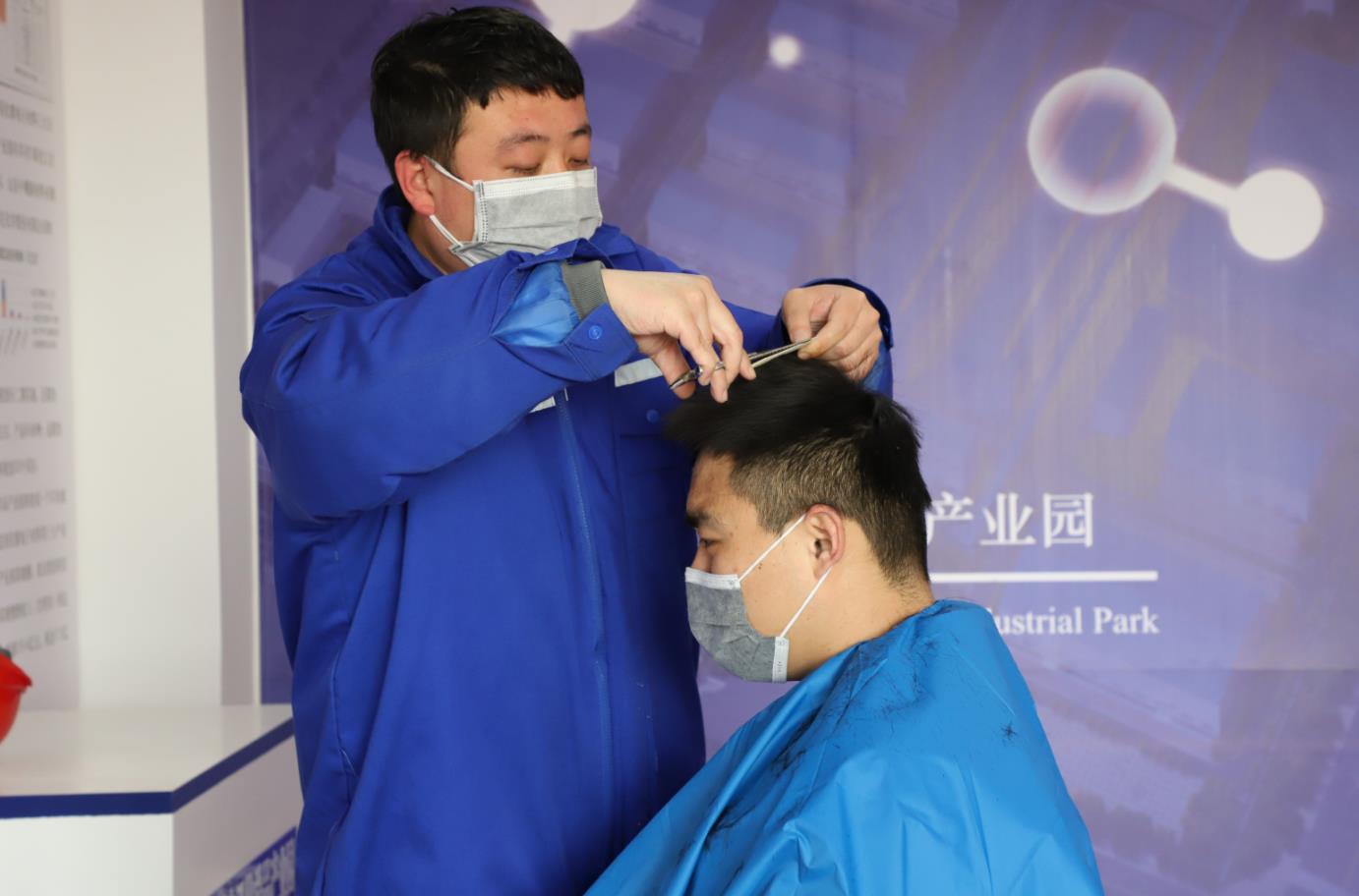 暖心！疫情期间，公司志愿者王远哲为大家理发