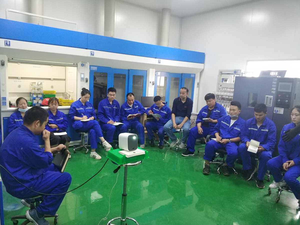 氟碳电池项目部组织技术培训